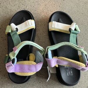 BNWT Gap Kids Youth Trek Rainbow Sandals